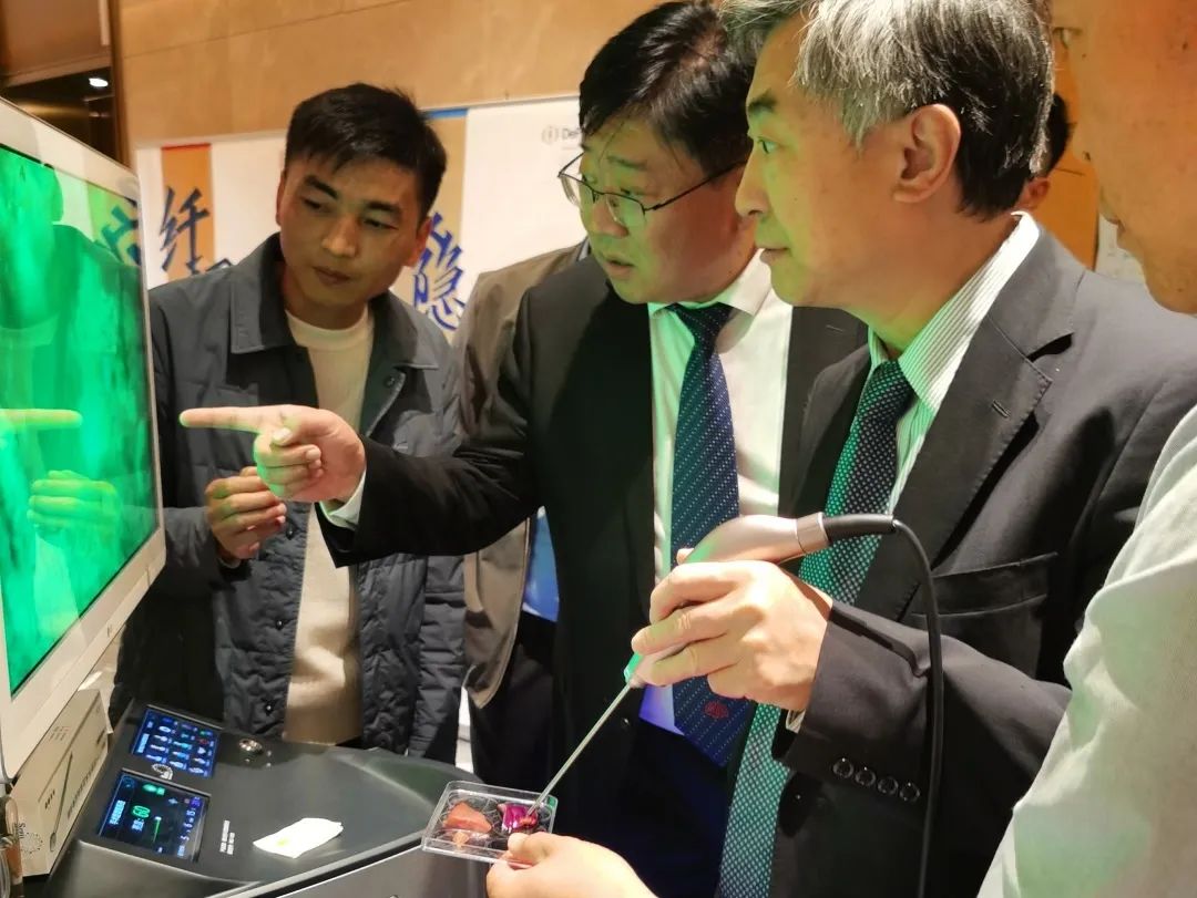 山東省神經(jīng)外科學(xué)術(shù)年會(huì)隆重召開，EndoSCell?細(xì)胞級(jí)熒光導(dǎo)引技術(shù)備受矚目(圖4)