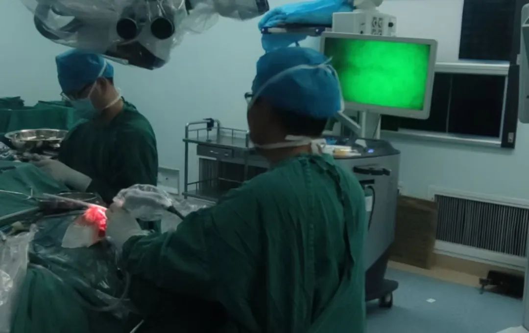 河南首例！河南省腫瘤醫(yī)院應(yīng)用細(xì)胞級(jí)熒光導(dǎo)引技術(shù)成功實(shí)施膠質(zhì)瘤細(xì)胞級(jí)切除(圖2)